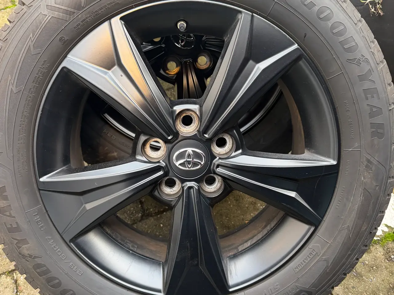 Billede 1 - 17″ originale Toyota C-HR vinterhjul – Goodyear fr