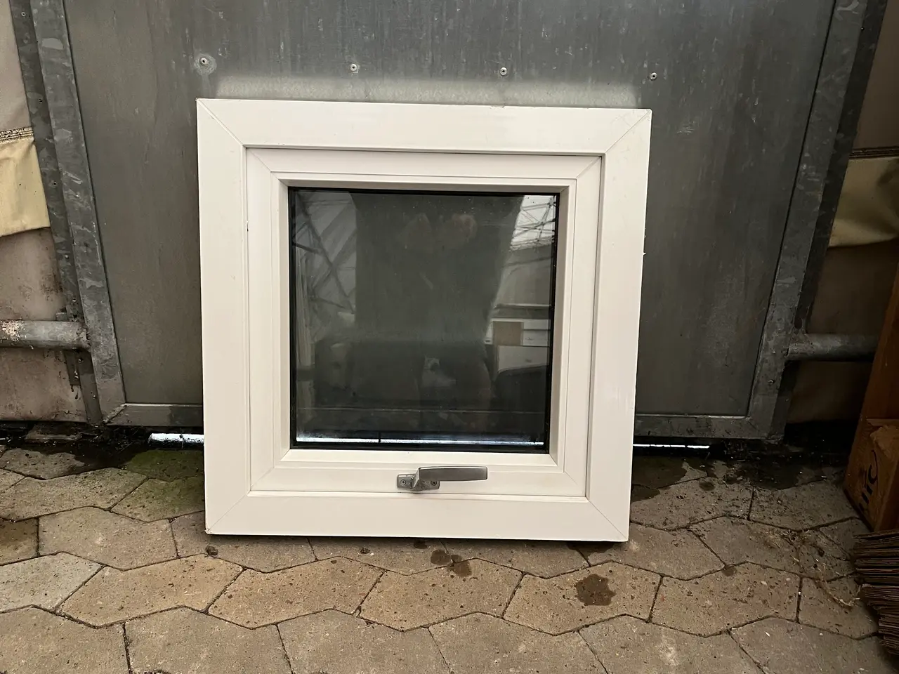 Billede 1 - Plast vindue. Oplukkelig. 59x59 cm.