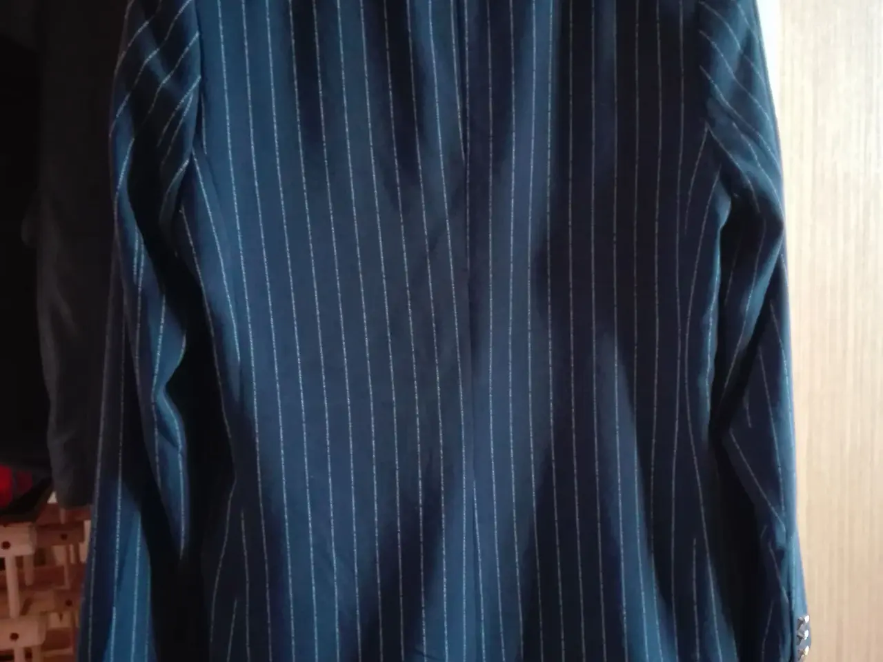 Billede 2 - Blazer sort med lyse striber Str. 42