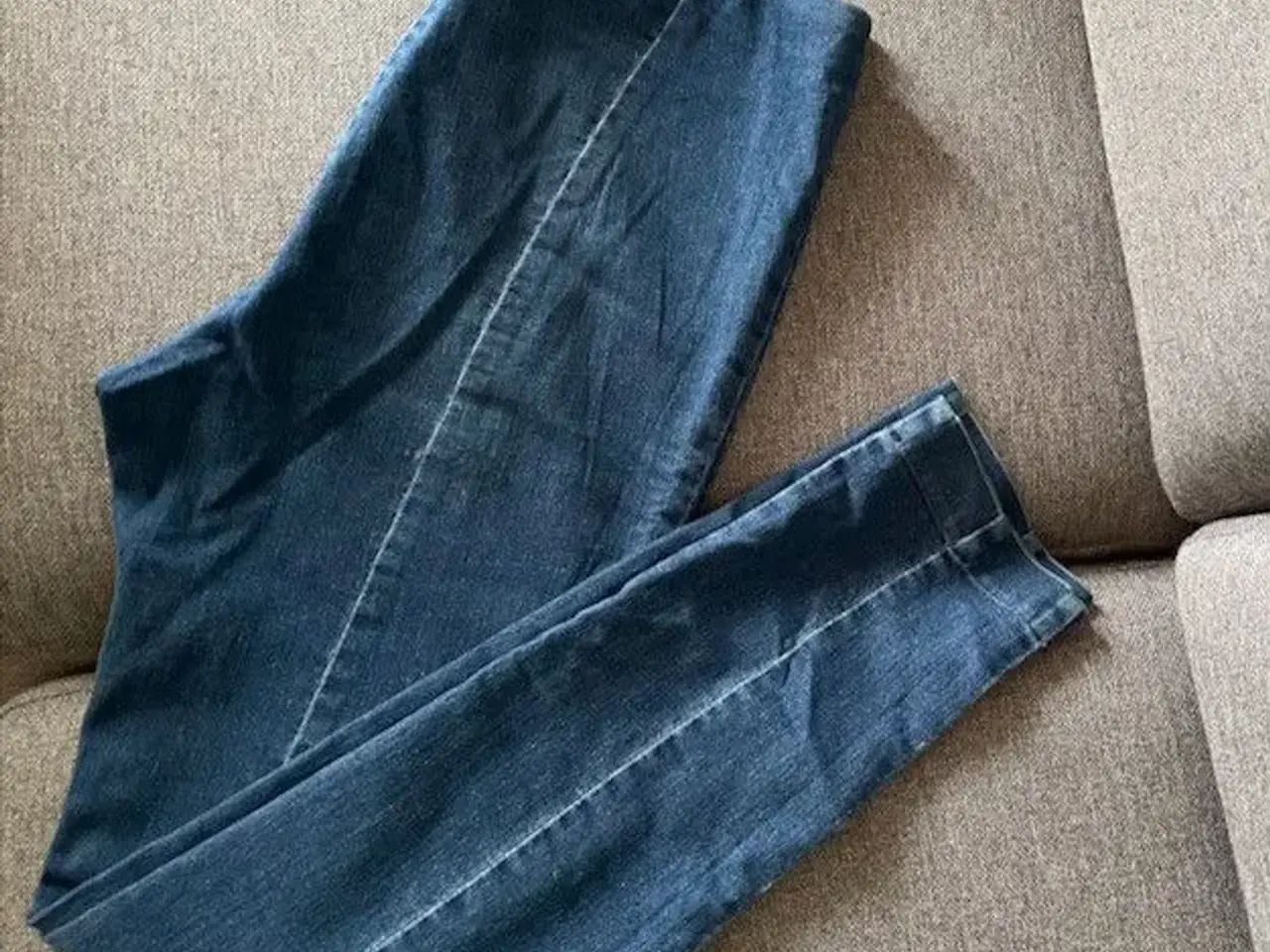 Billede 1 - NEDSAT Ny H&M denim buks m. stræk, str. 40