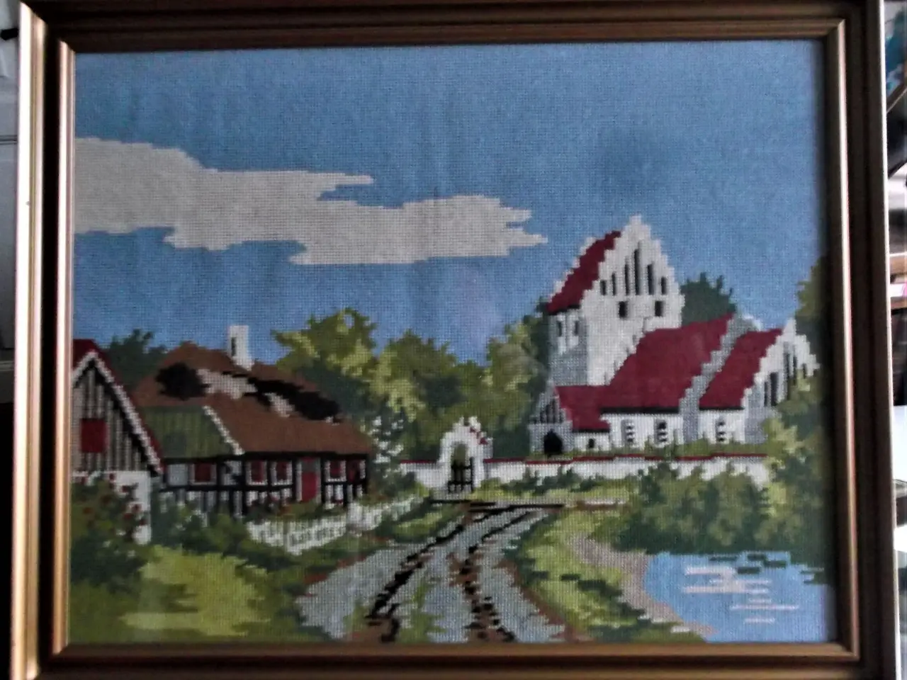 Billede 1 - Broderi billede af landsbykirke ved gadekær