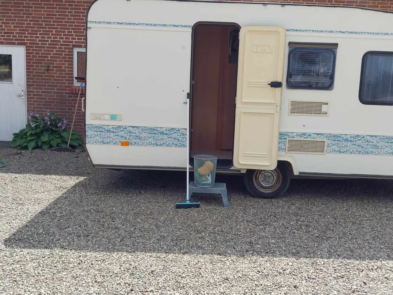 Billede 1 - Campingvogn med fortelt og udstyr (bud modtages)