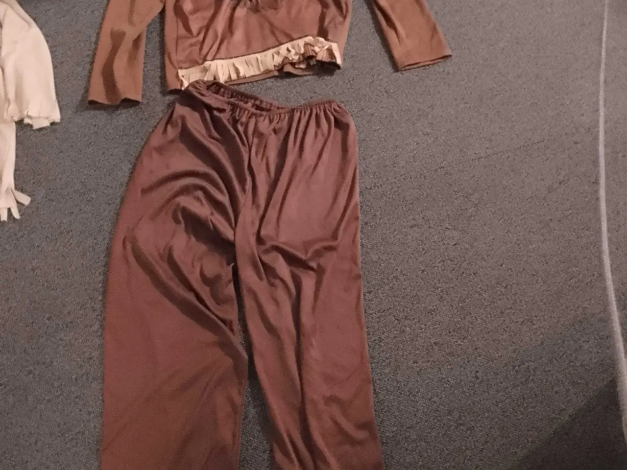 Billede 2 - Indianer kostume str 128