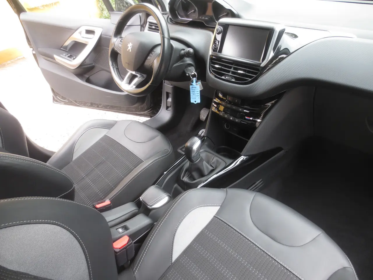 Billede 17 - Pæn Peugeot 2008 1.6 HDi År 17. Nysynet.