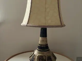 Bord lampe med skærm