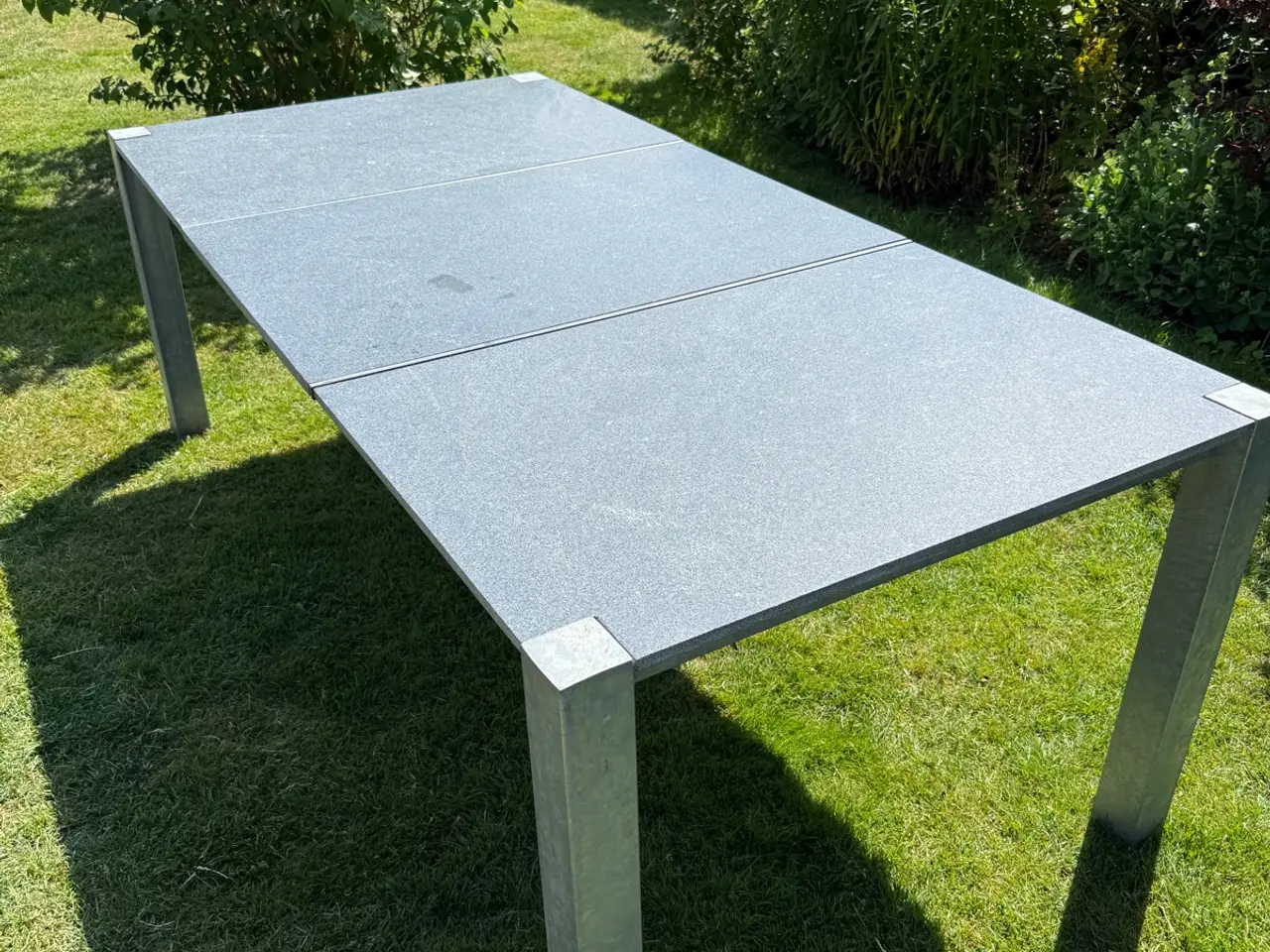Billede 3 - Havebord med halv. Ben og granitbordplade