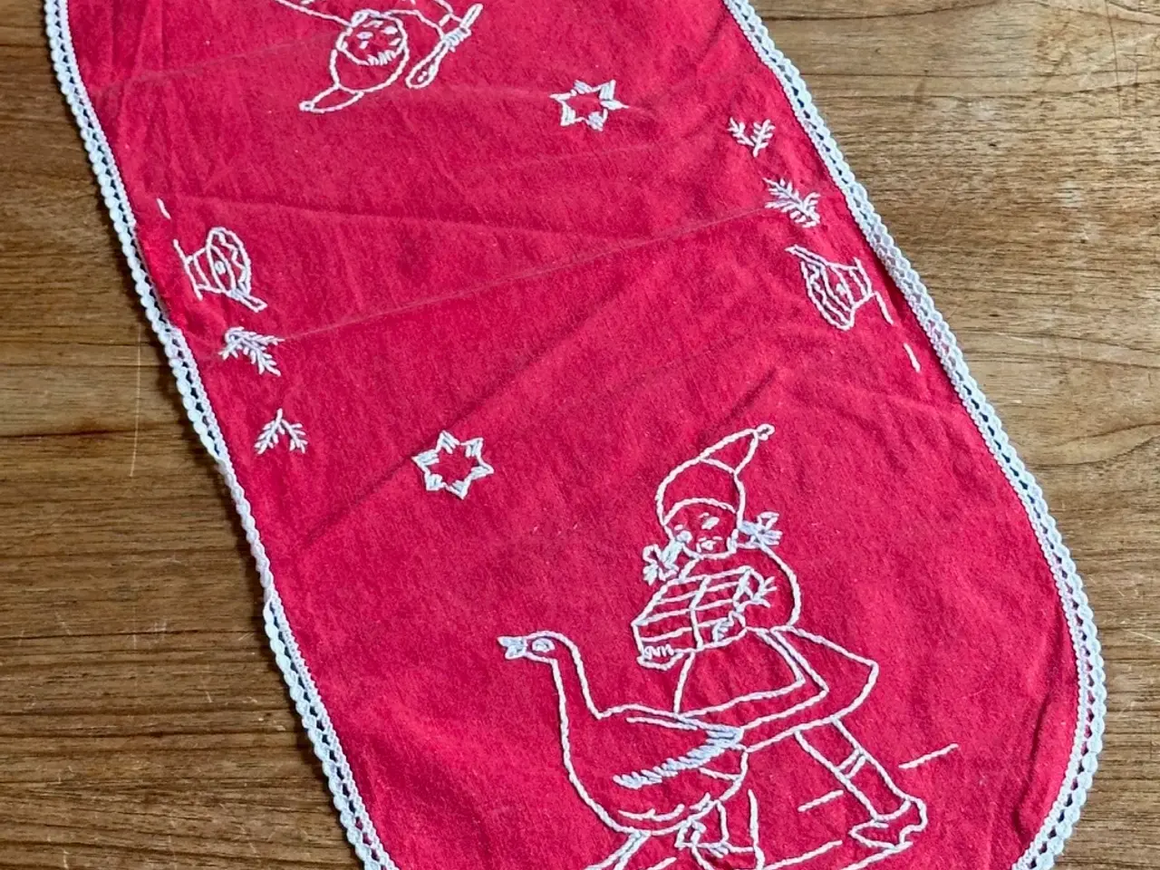 Billede 2 - Håndbroderet bordløber, 57 x 23,5 cm
