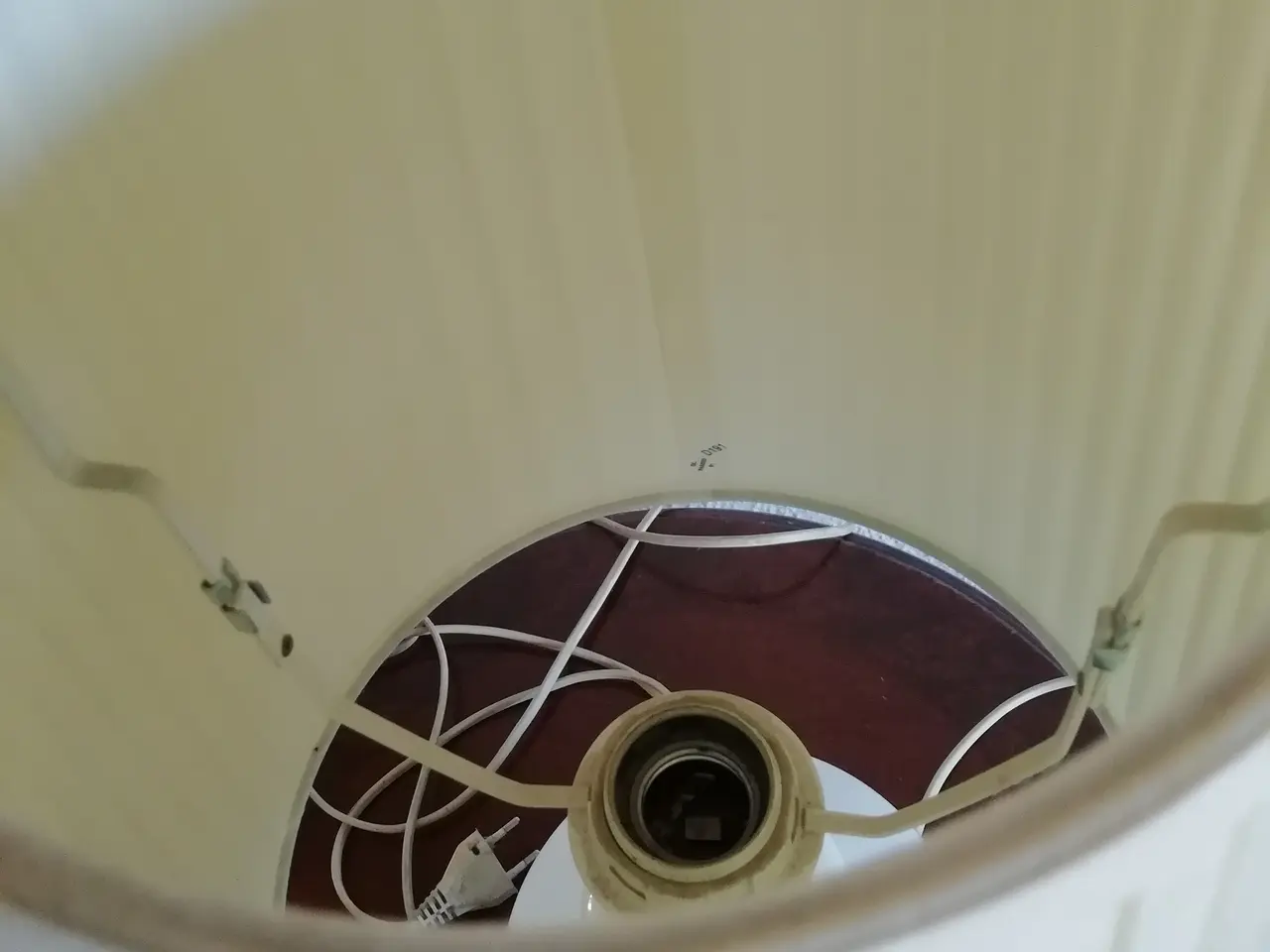 Billede 4 - Hvid elegant bordlampe med skærm
