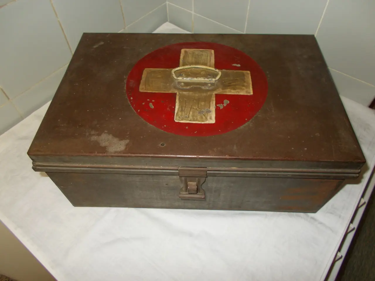 Billede 1 - Stor førstehjælpskasse fra 1934