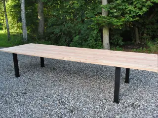 Stort plankebord på sorte metalben