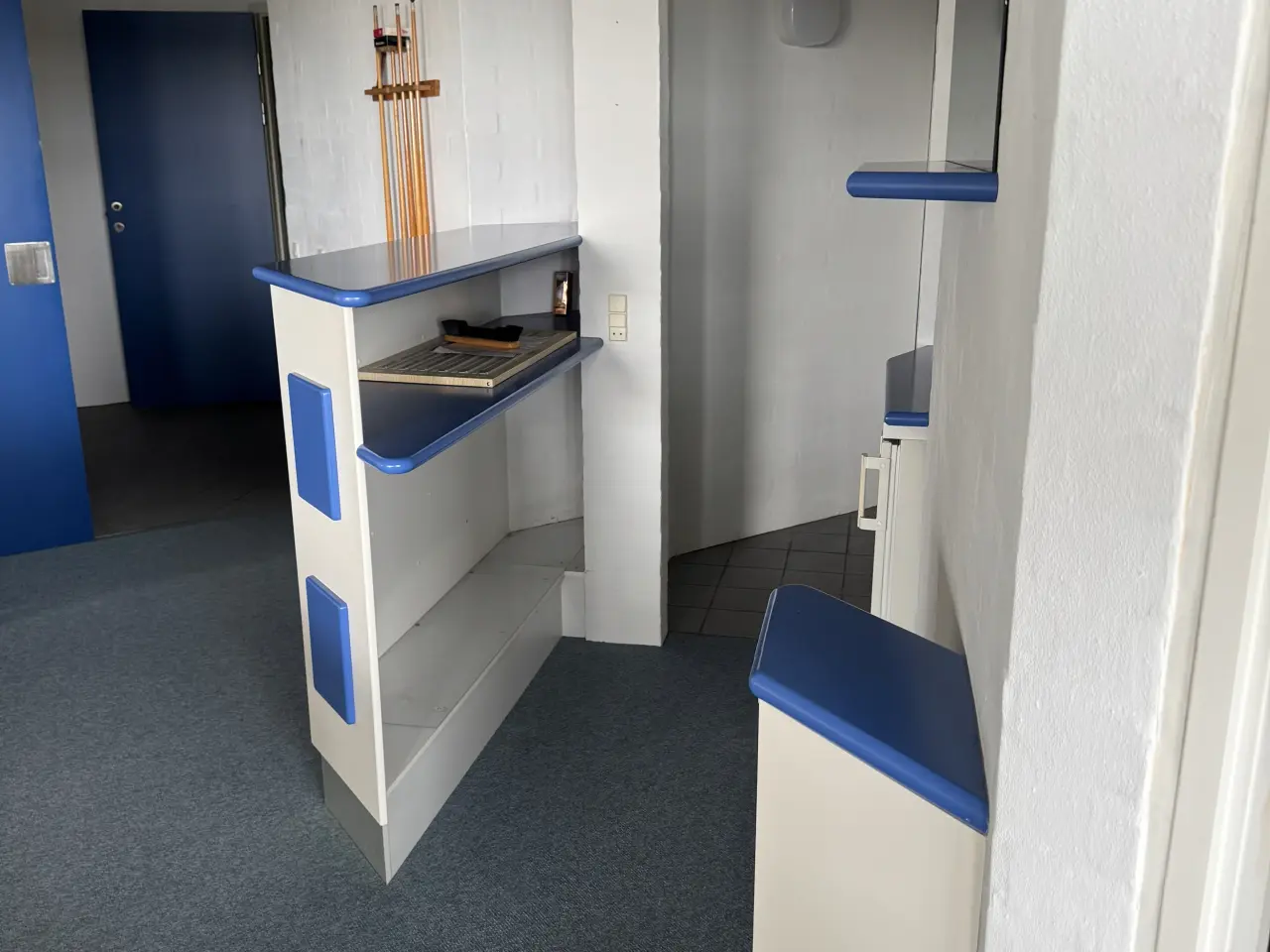 Billede 3 - Bar / receptionsdisk hvid med blå detaljer