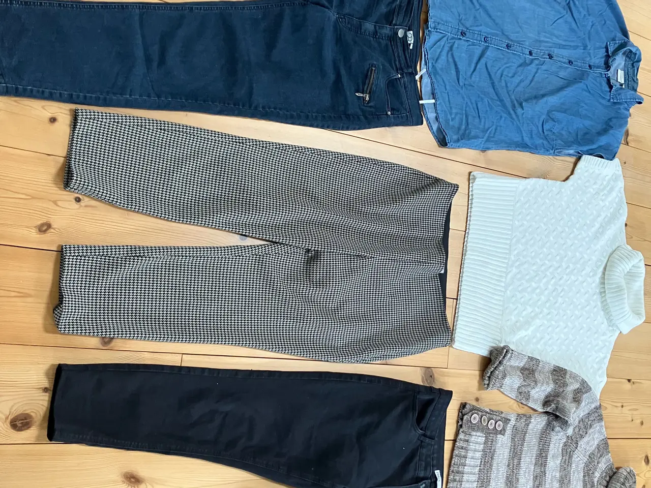 Billede 2 - Bukser, strik, bluse samlet