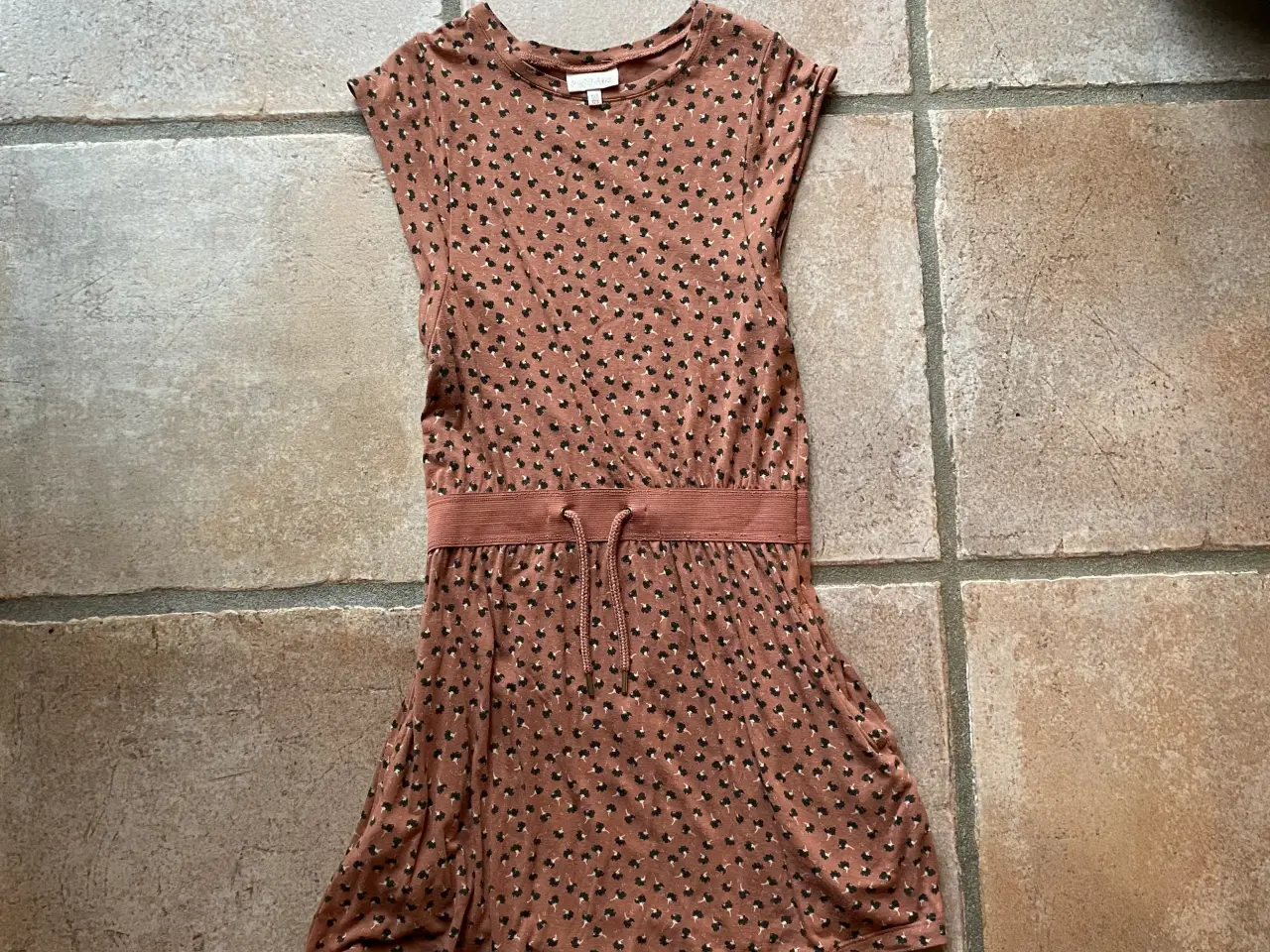 Billede 1 - Pompdelux kjole. 122/ 128. shorts mm