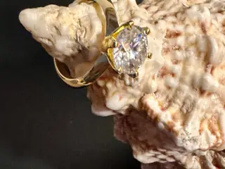 Ny forgyldt sølvring med 3 kar moissanite. Certif