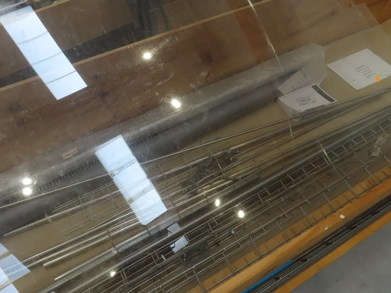 Billede 5 - Palle med div. plexiglas, kabelføringsskinner m.m.