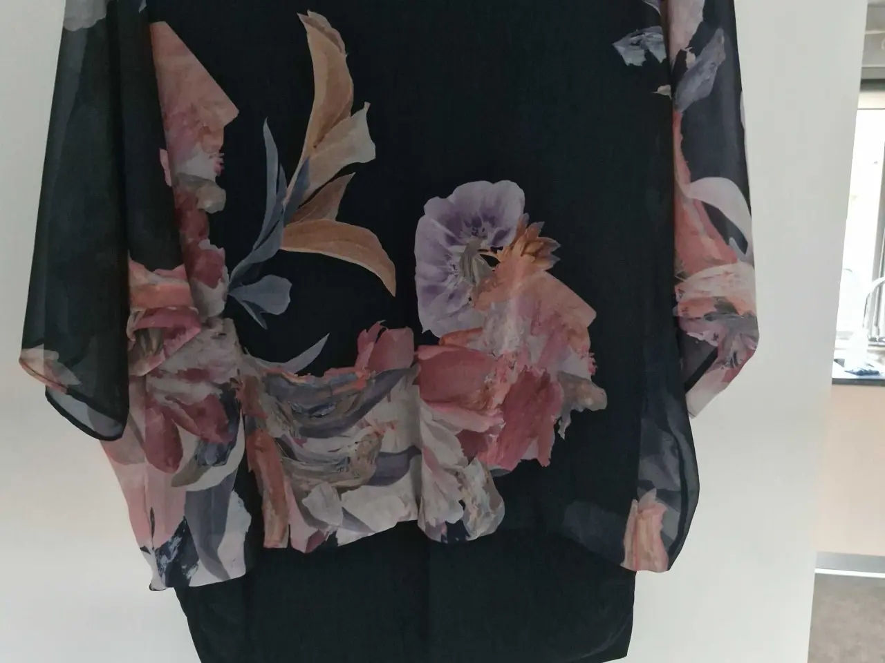 Billede 1 - Flot bluse med blomster