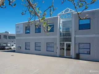 Flot lejemål der kombinerer moderne faciliteter med en yderst praktisk beliggenhed