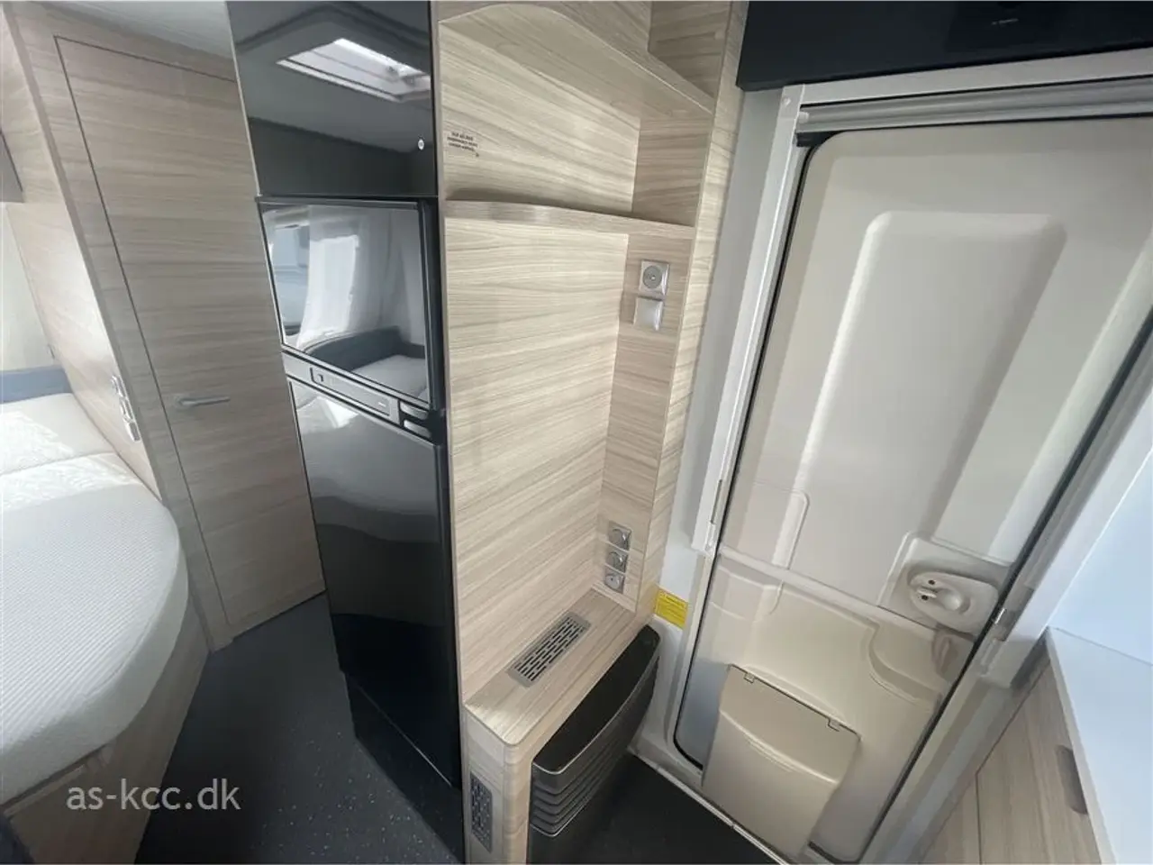 Billede 7 - 2026 - Adria Altea 402 PH Adria Altea 402 PH årg. 2026 4 sovepladser, 4 siddepladser Myggenet - halvdør kr. 1.640,- er lagt i prisen