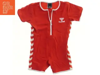 Rød UV-heldragt fra Hummel (str. 98)