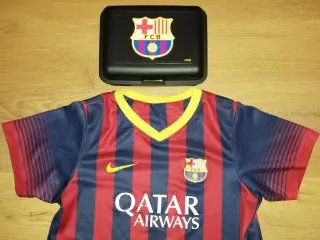 FC BARCELONA 2013-14 STR. 6/7 ÅR OG FCB MADKASSE