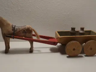 Fængselslegetøj: Hest med vogn mm. Ca 1930. L 45cm