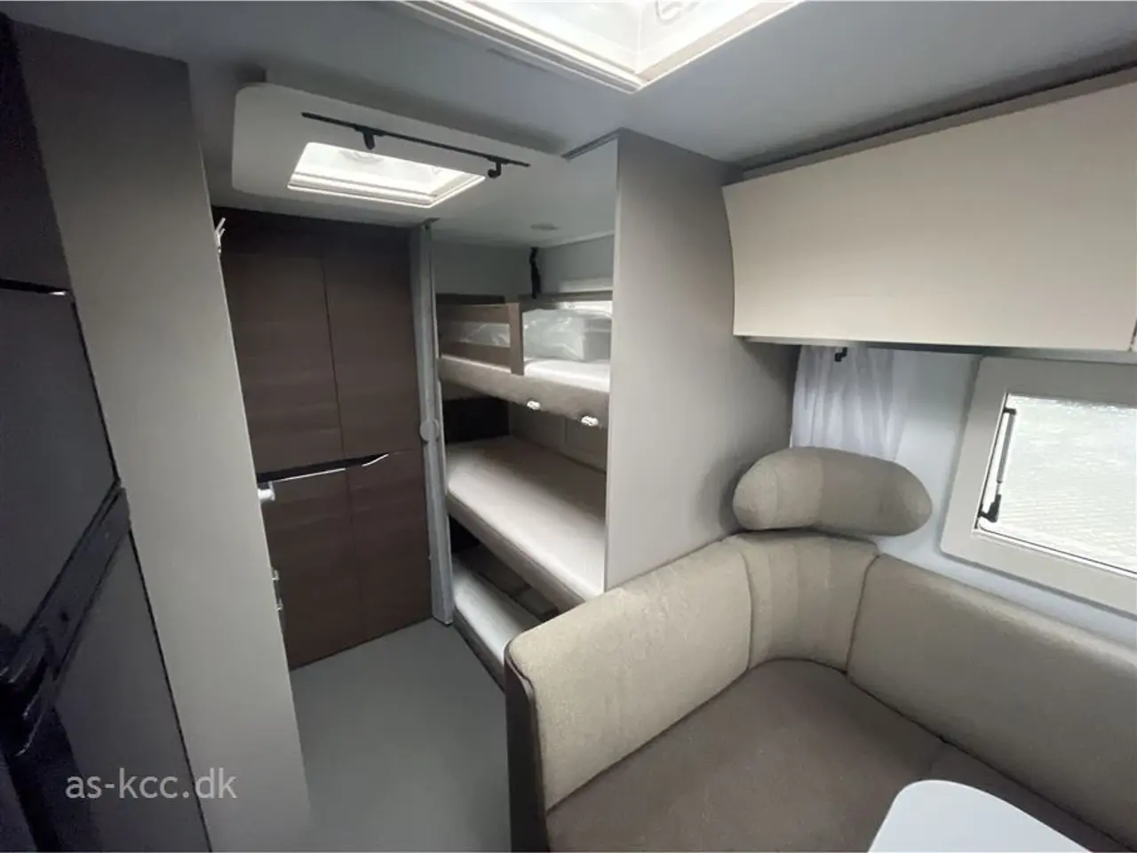 Billede 12 - 2022 - Adria Alpina 663 PT   Adria Alpina 663 PT årg. 2022 7 sovepladser, 6 siddepladser Isabella Commodore 3 m fortelt. Duo Control, Støttebensplader.