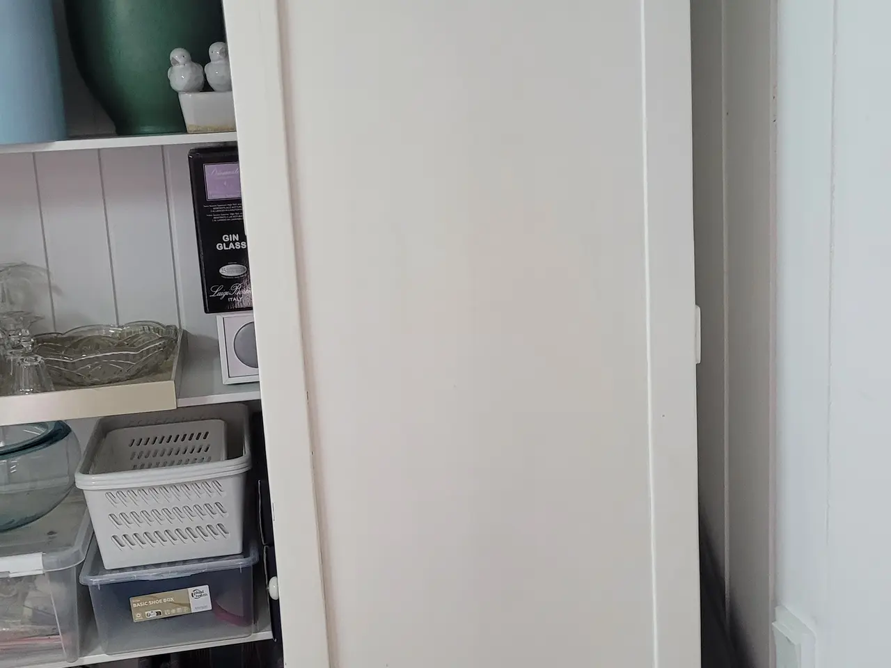 Billede 8 - Hvidt vitrineskab med glas og krydser