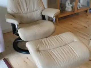 pæn og vel stressless wiev i sandfarve med skammel