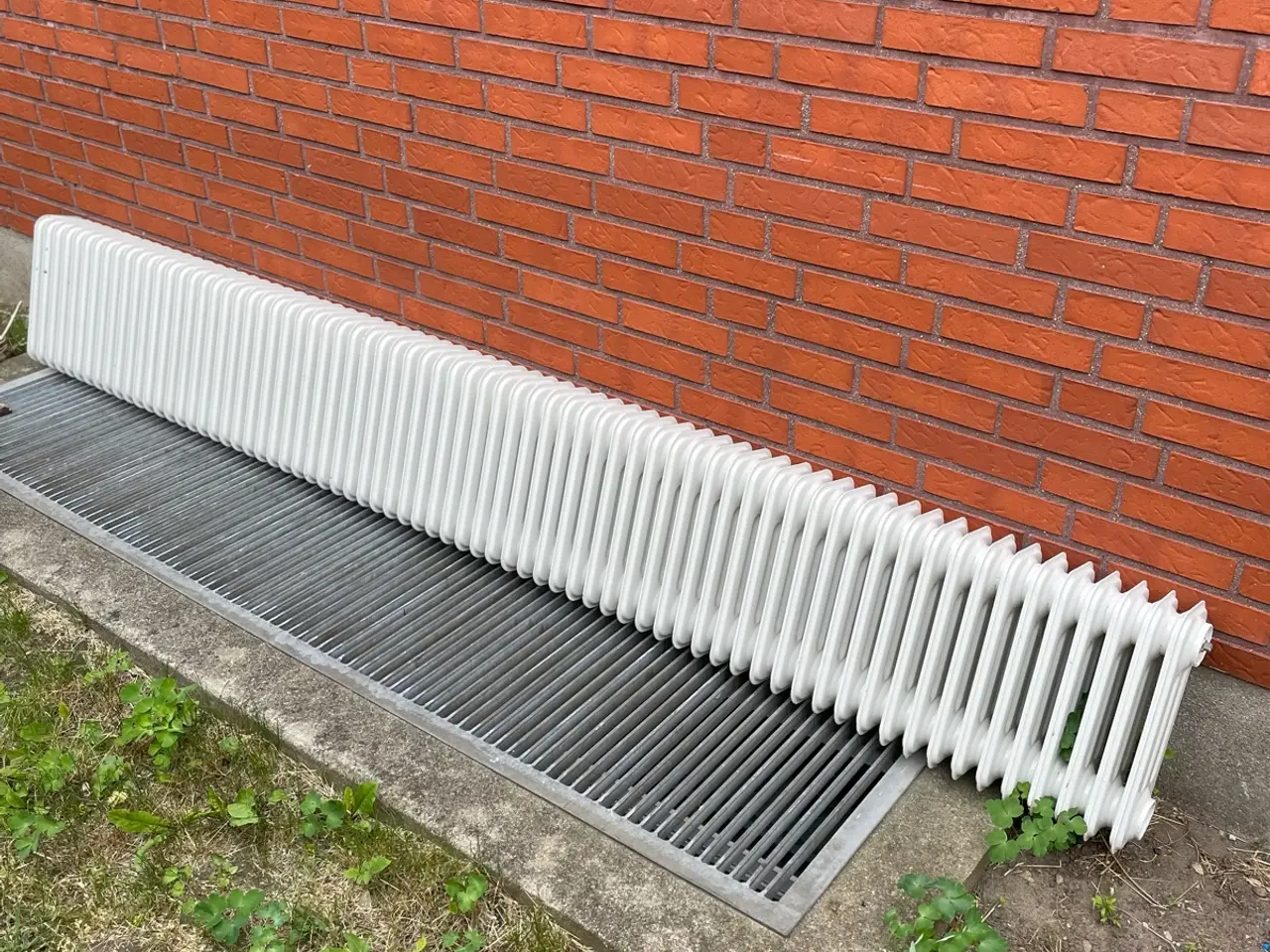 Billede 1 - Ældre radiator gives gratis væk