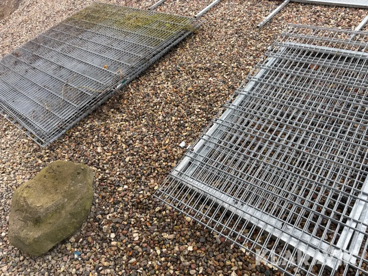 Billede 1 - Hegn samt port stolper til port mangler