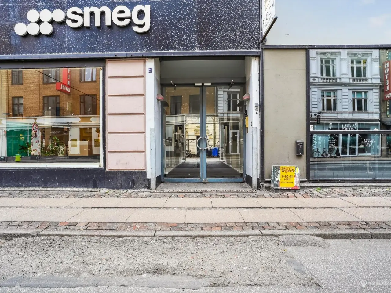 Billede 4 - Bred facade med stort skilt og masser af kundetrafik