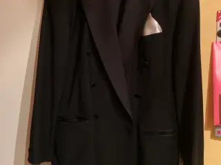 Hugo Boss smoking i merinould.