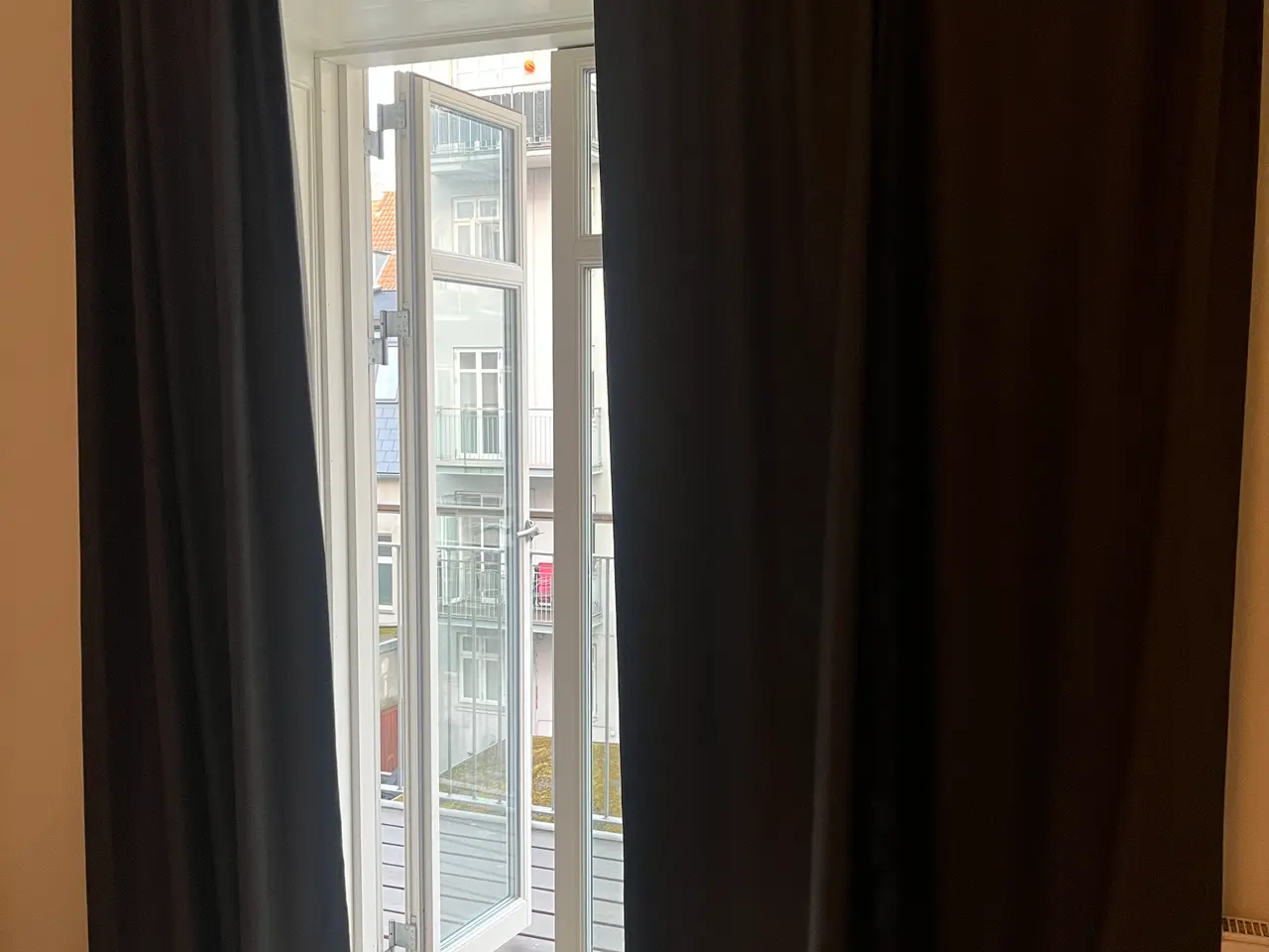 Billede 1 - Lange ,ørklægningsgardiner i gråt stof fra Ikea