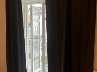 Lange ,ørklægningsgardiner i gråt stof fra Ikea