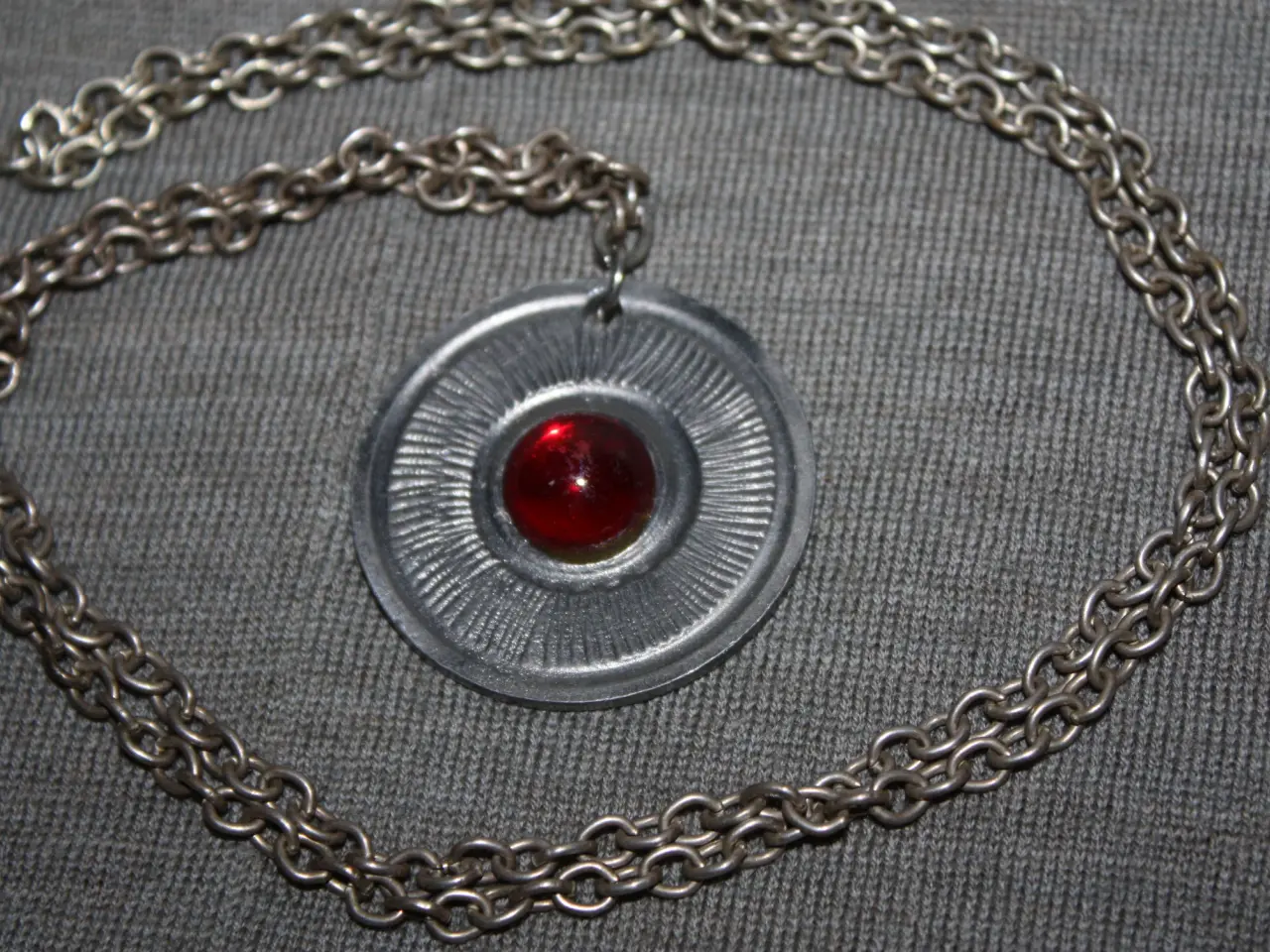 Billede 1 - Vintage vedhæng med rød sten diam. 4 cm