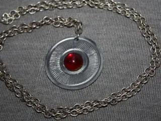 Vintage vedhæng med rød sten diam. 4 cm