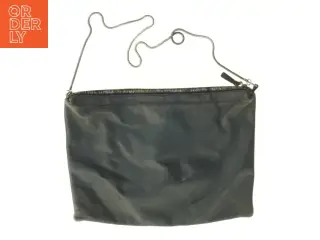 Sort skuldertaske i læderlook (str. 36 x 26 cm)