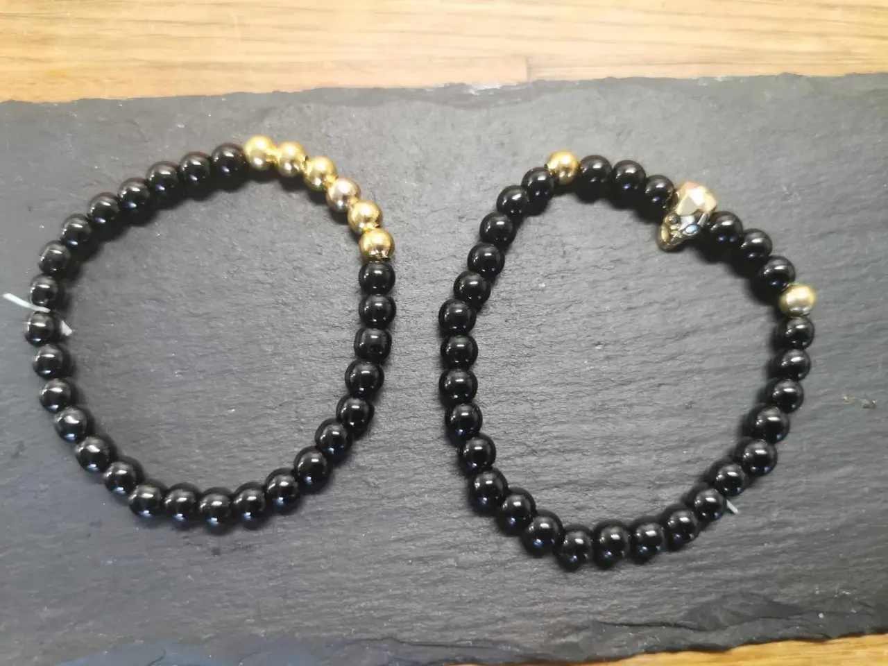 Billede 2 - skull armbånd 2 stk.