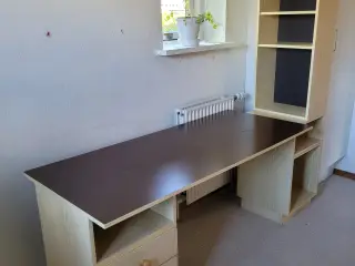 Skrivebords-arrangement / Arbejdsbord-arrangement
