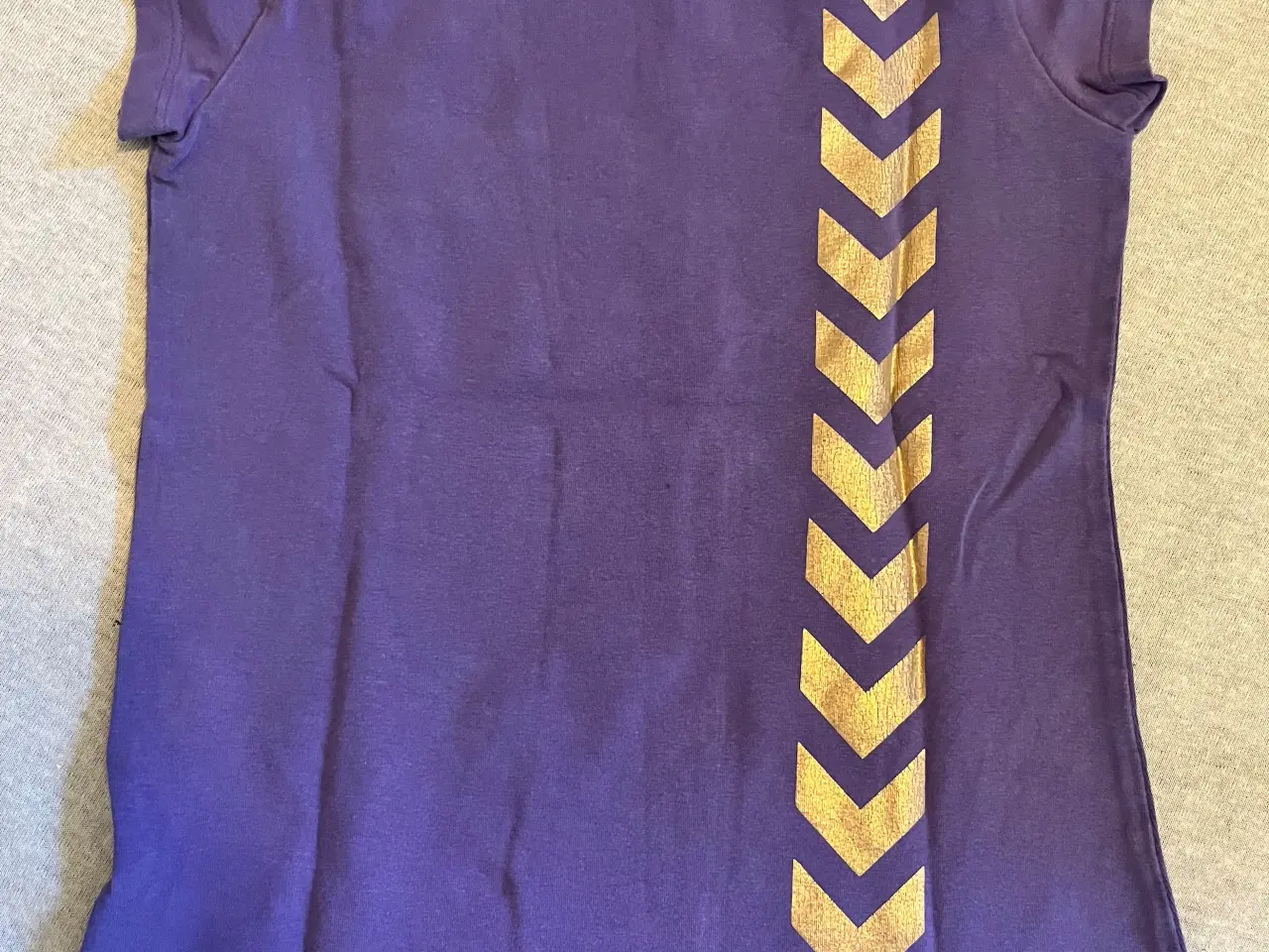 Billede 2 - T-shirt fra Hummel.