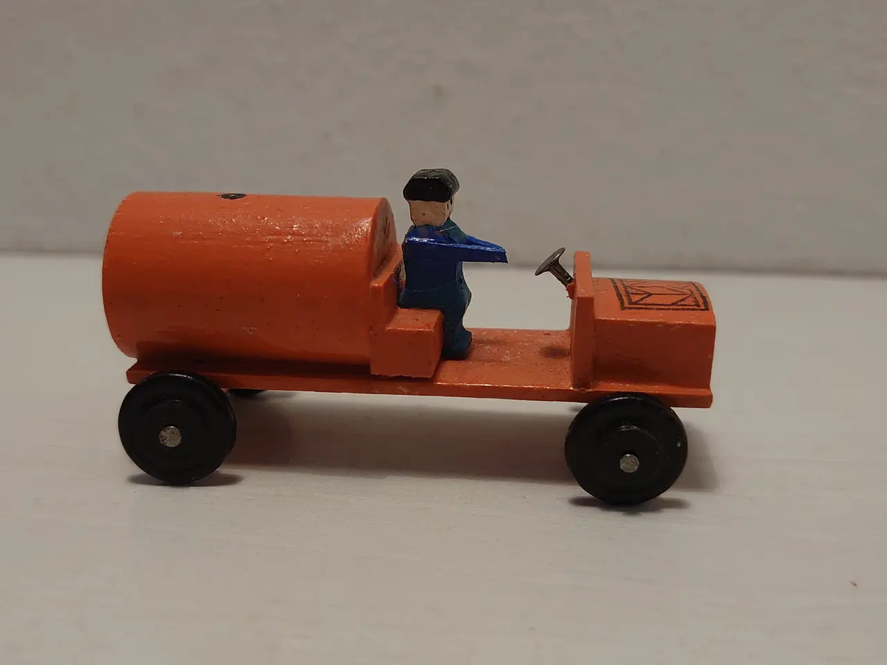 Billede 2 - Erzgebirge: Tankbil med chauffør. Ca 1940