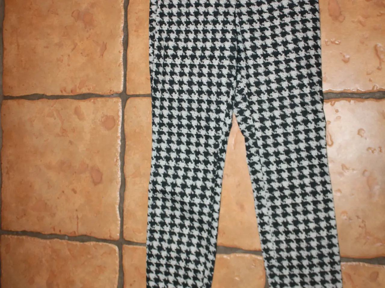 Billede 1 - Sort og hvide bukser fra H&M i str. 36