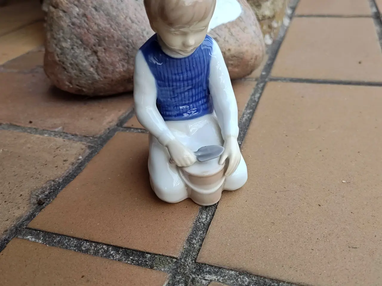 Billede 1 - Porcelæns Figur af lille dreng der leger med sand