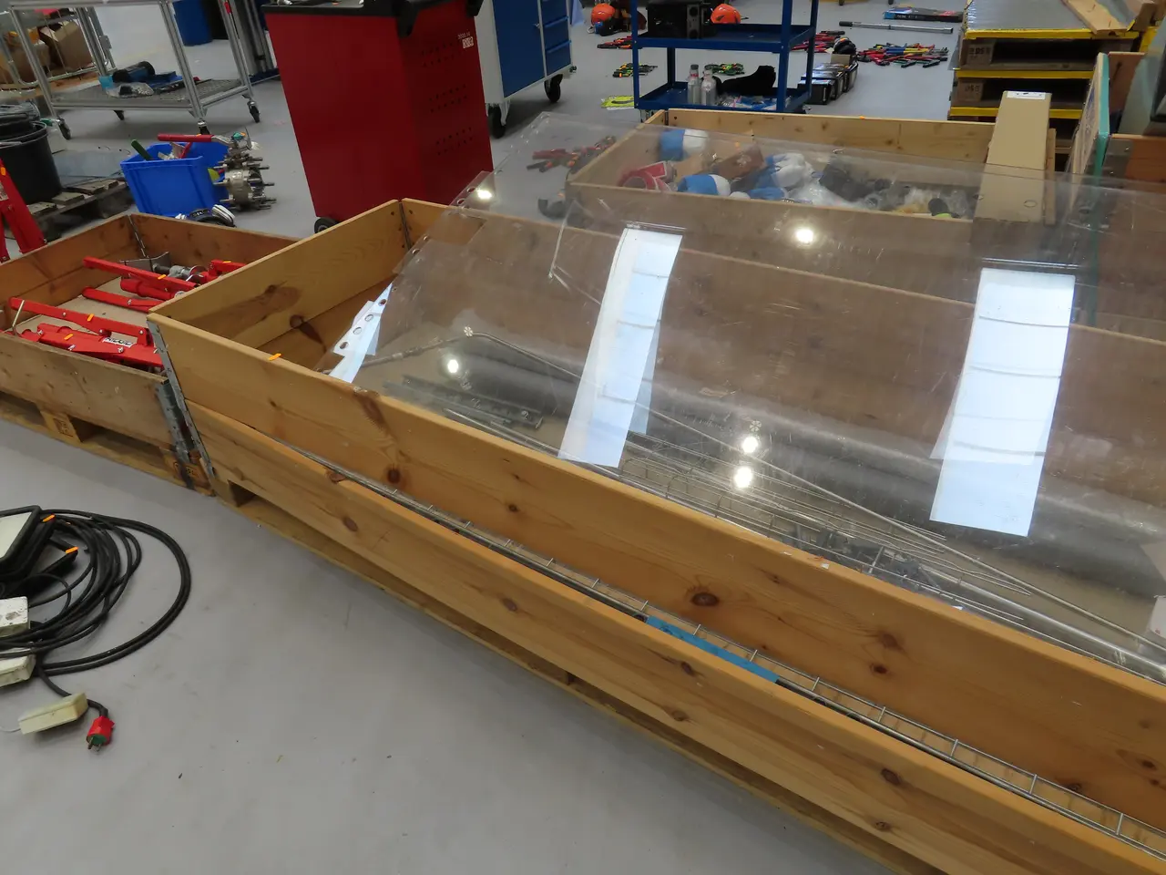 Billede 3 - Palle med div. plexiglas, kabelføringsskinner m.m.