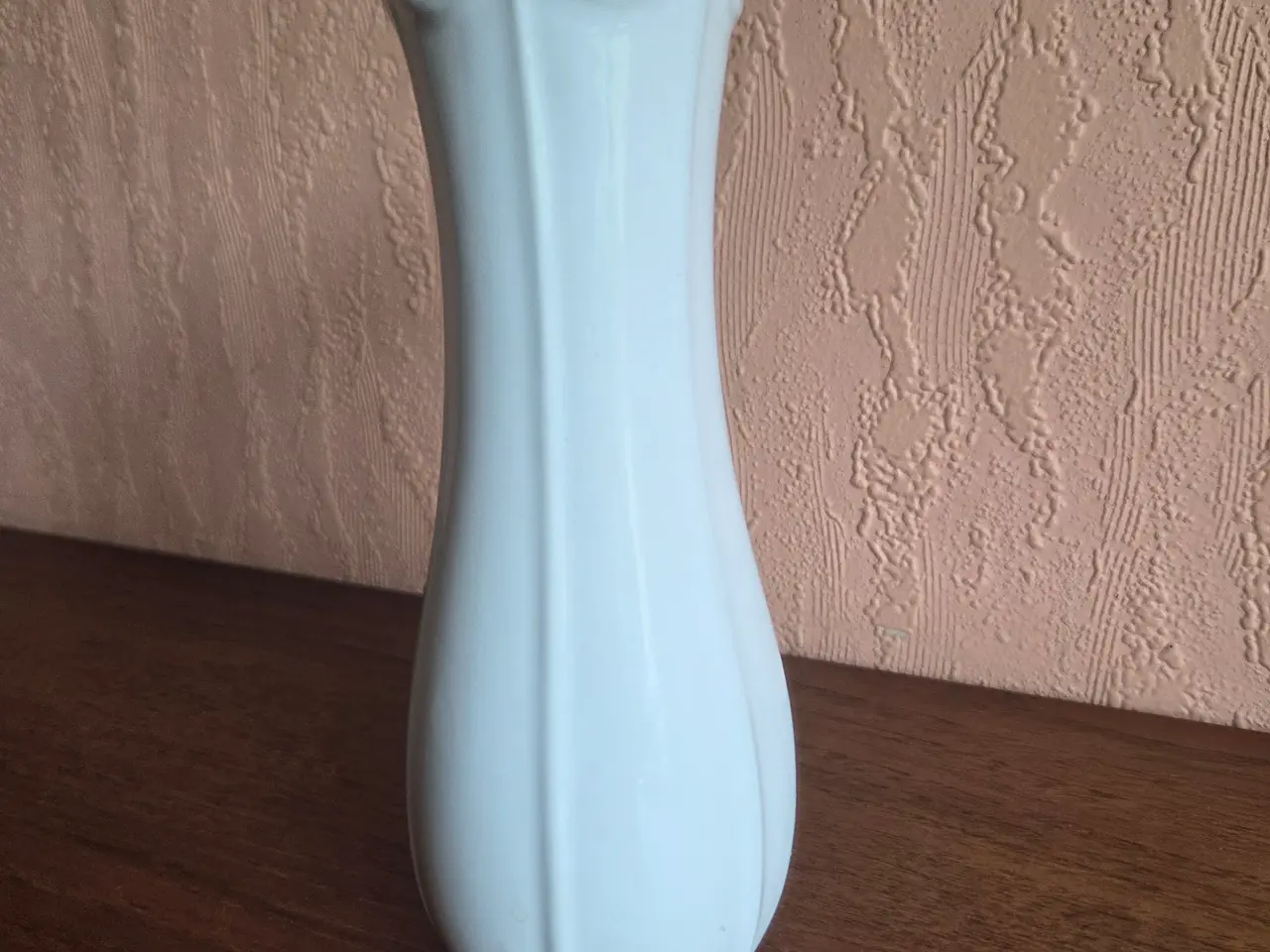 Billede 1 - Hvid vase med rillet design, H: 18 cm.