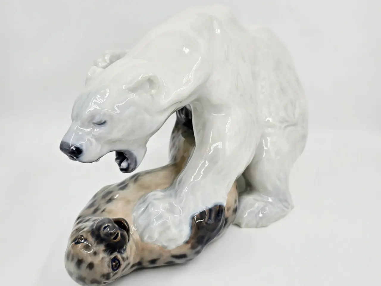 Billede 1 - Royal Copenhagen Figur Isbjørn Med Sæl nr. 1108. sortering 2