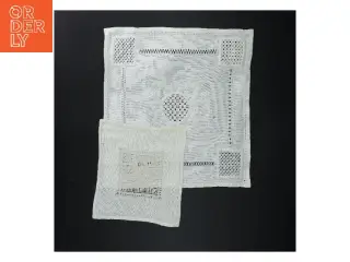 Broderede servietter med hulsøm (str. 2 stk 18x17 & 28,5x29 cm)