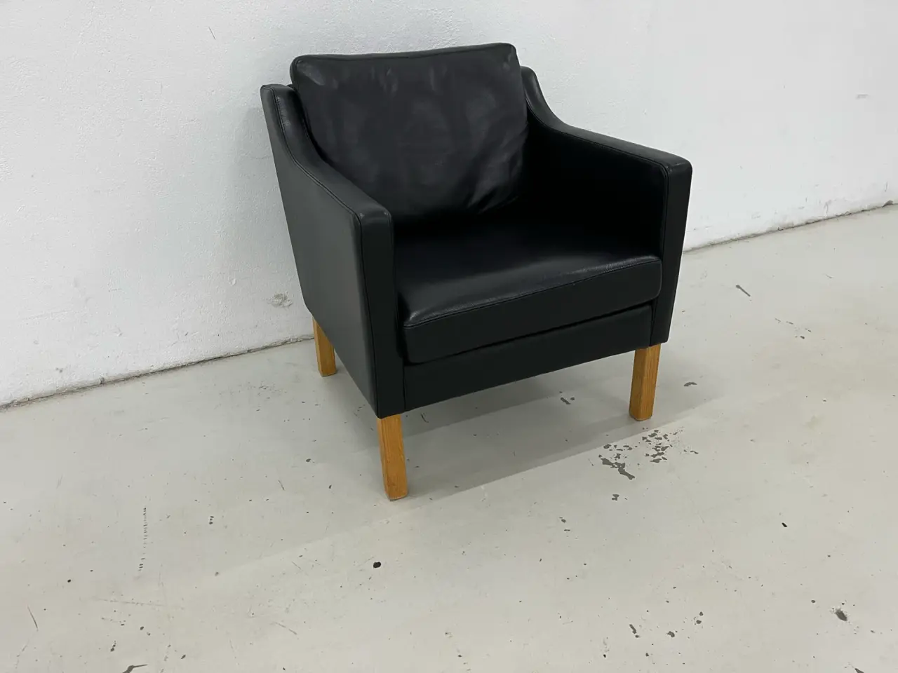 Billede 5 - Nielaus lounge stole i sort semi anilin læder.