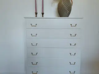 Vintage kommode med sødt blomsterprint i skufferne