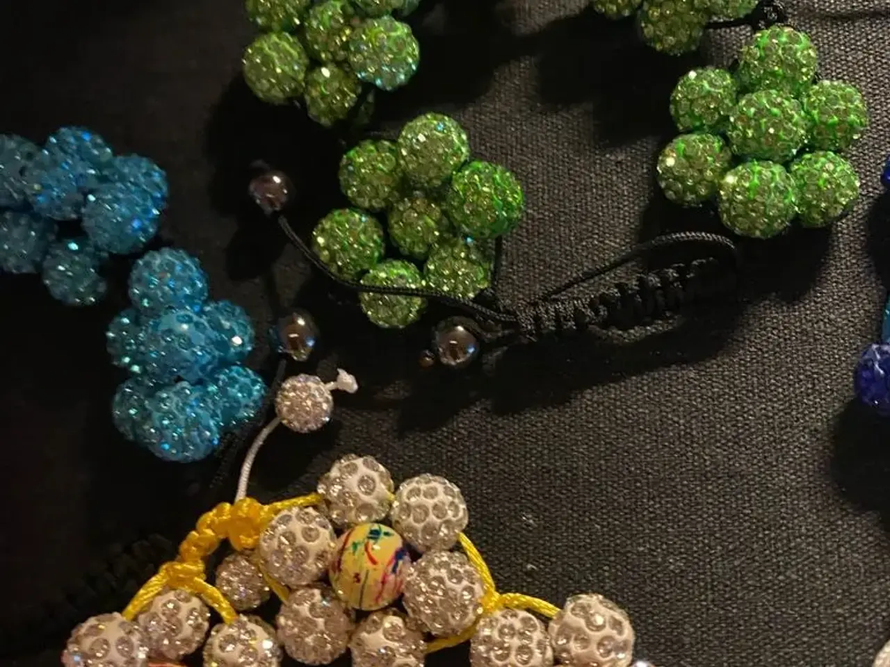 Billede 5 - Smukke nye knyttede blomsterarmbånd